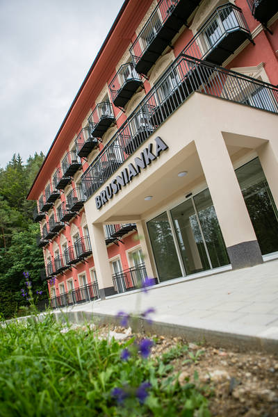 Nebengebäude Brusnianka ***
