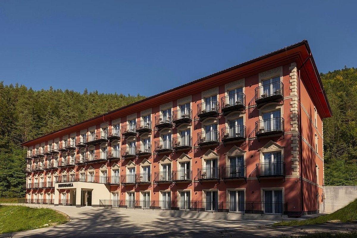 Nebengebäude Brusnianka ***