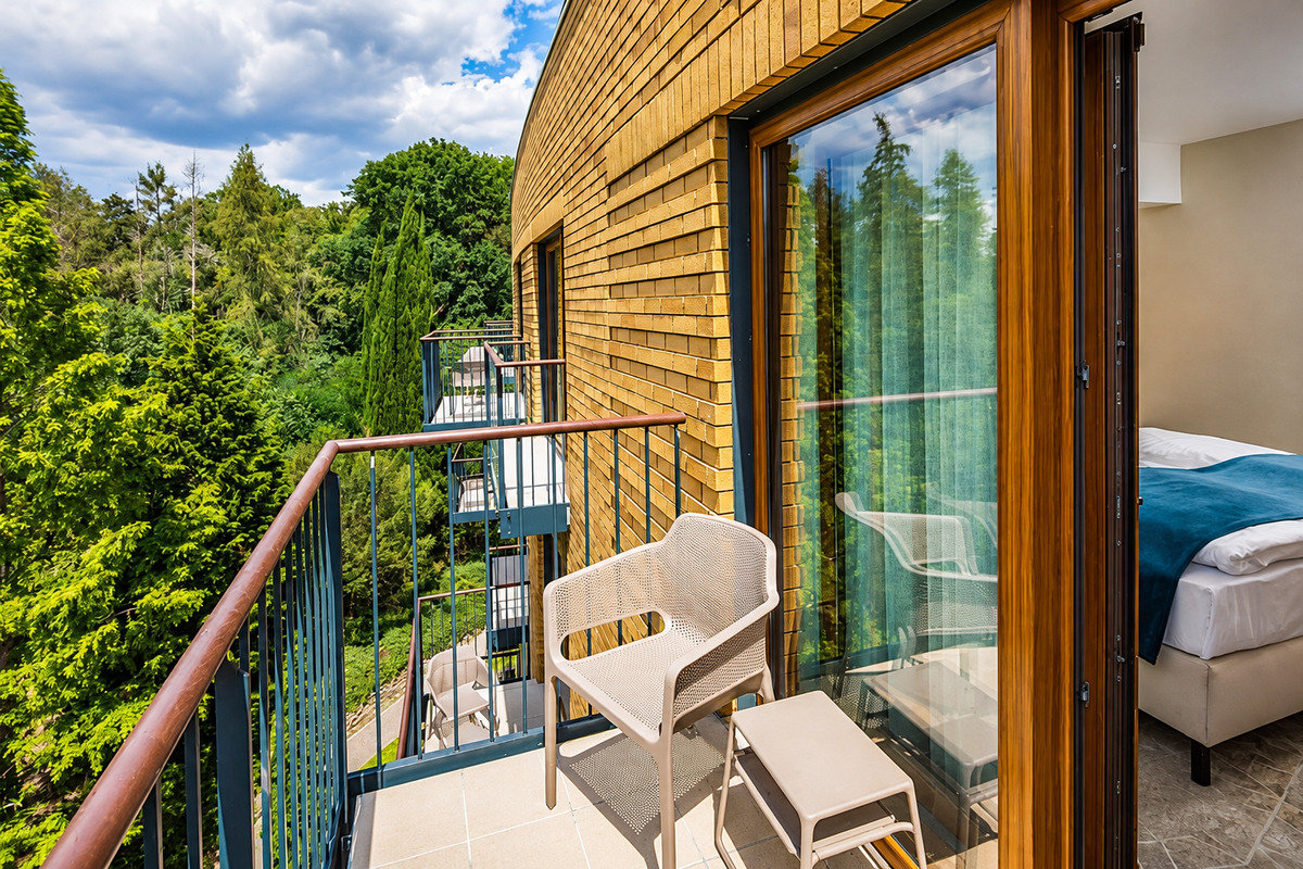 Standard mit der Aussicht auf den Wald